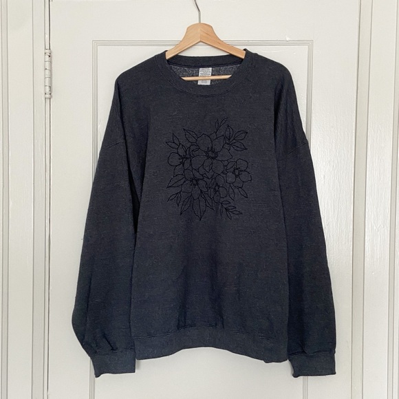 Gildan Tops - Floral Sweatshirt